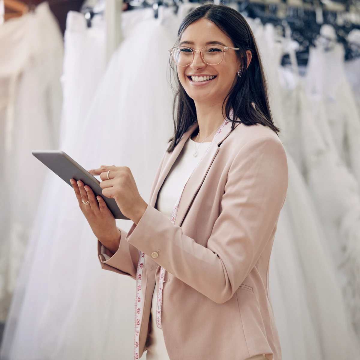 Professionnel envoyant une invitation en ligne sous sa propre marque depuis un ordinateur portable