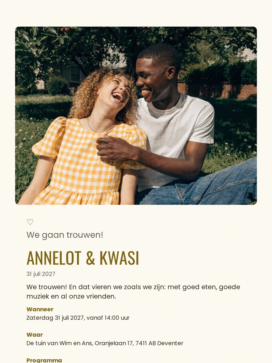 Crèmekleurige trouwkaart met lachend stel in gras