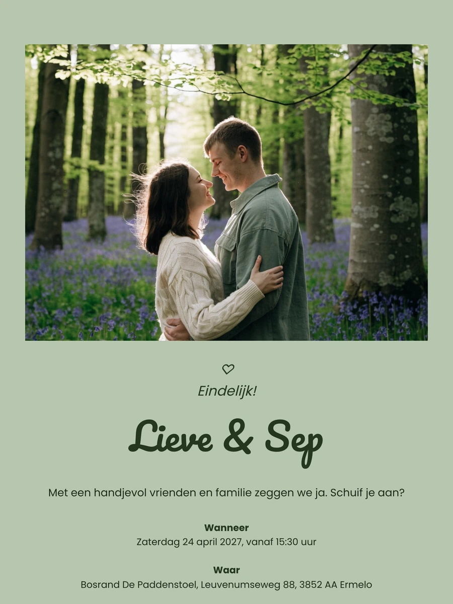 Saliegroene trouwkaart met foto tussen boshyacinten