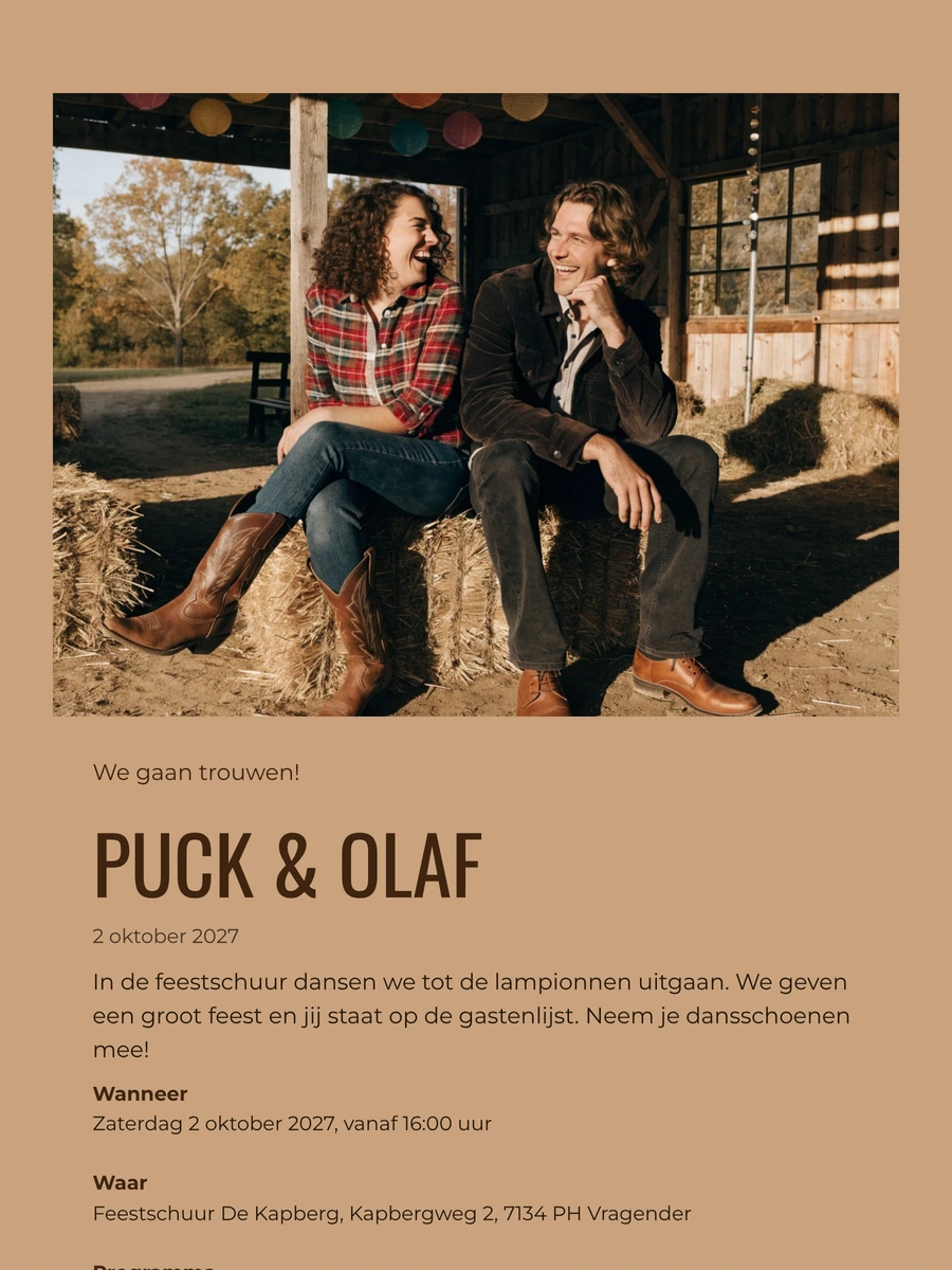 Karamelkleurige trouwkaart met foto op strobaal