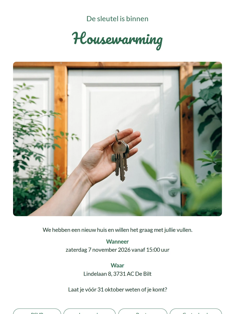Groene housewarming-uitnodiging met sleutel in de hand