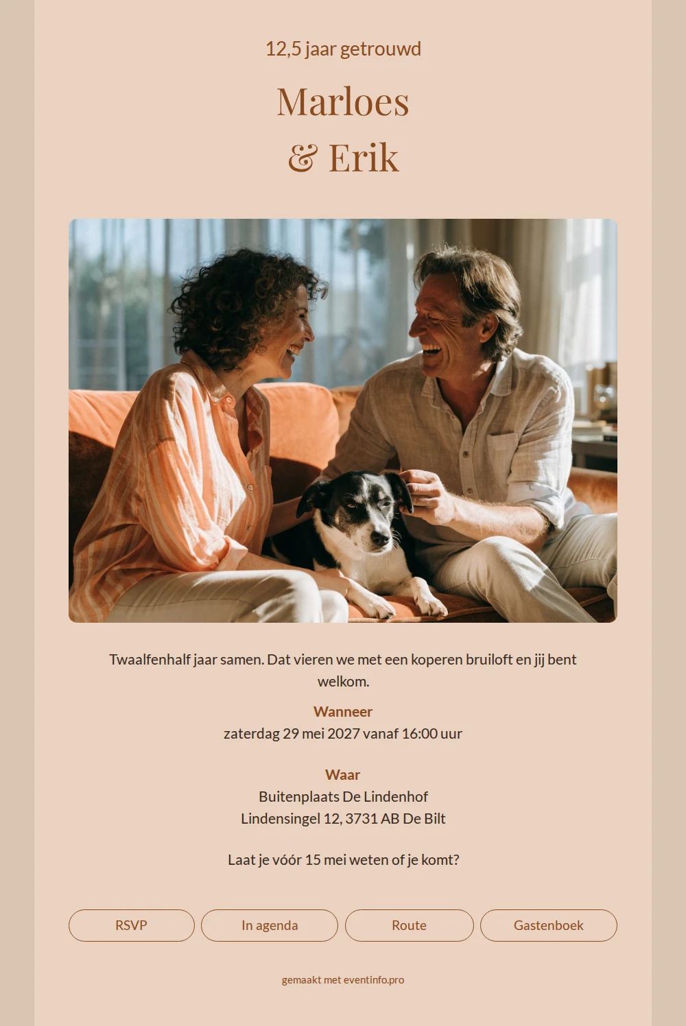 Zachte terracotta uitnodiging met lachend echtpaar en hond &ndash; example 1