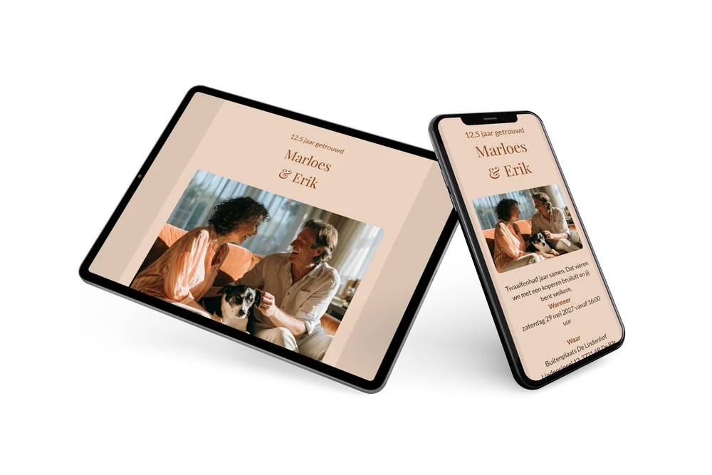Zachte terracotta uitnodiging met lachend echtpaar en hond &ndash; example 2