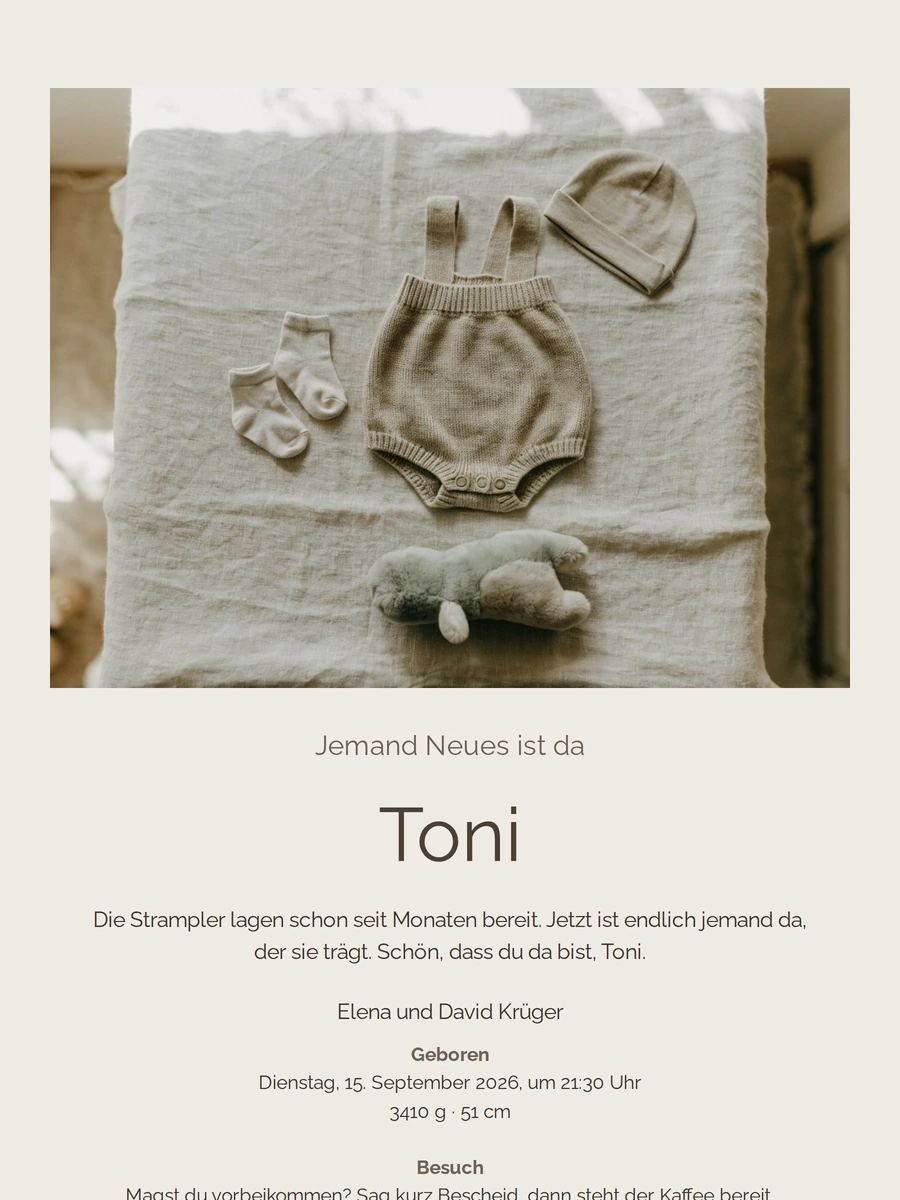 Geburtskarte mit Foto der Babyausstattung