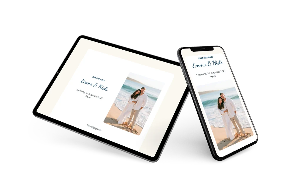 Havenblauwe save the date met stel op het strand &ndash; voorbeeld 2